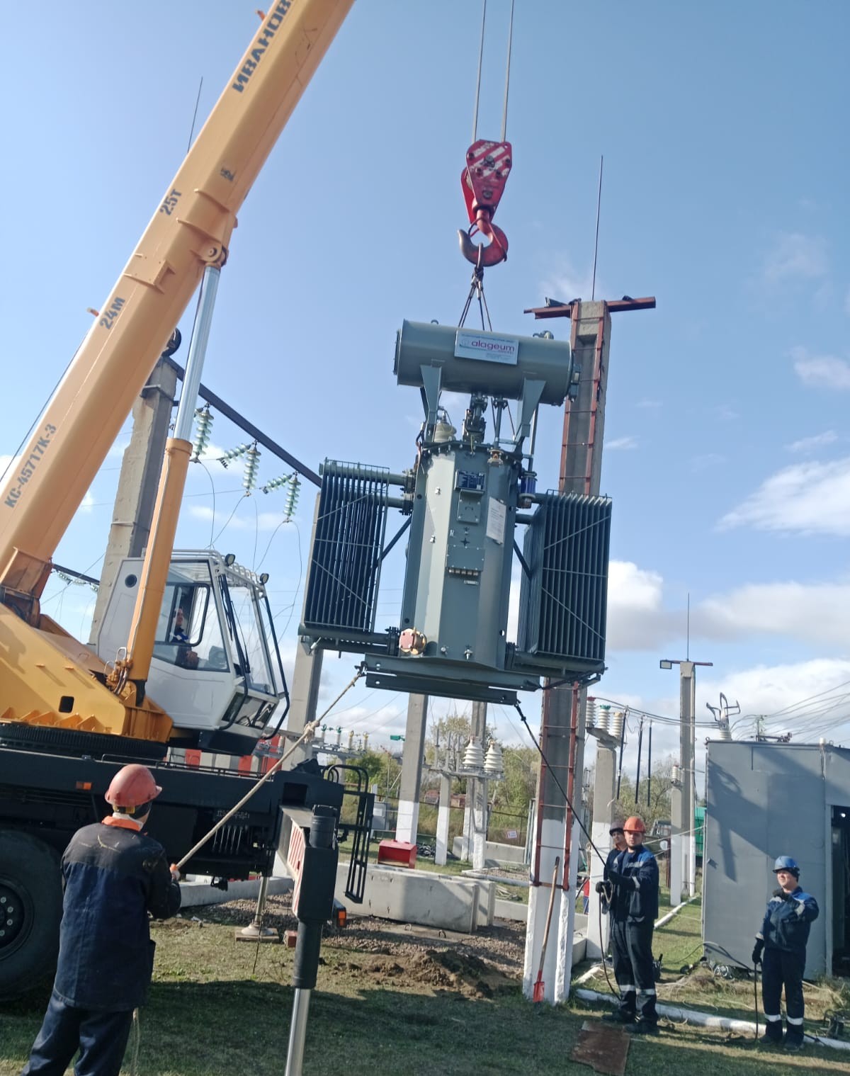 Процесс монтажа трансформатора на место установки